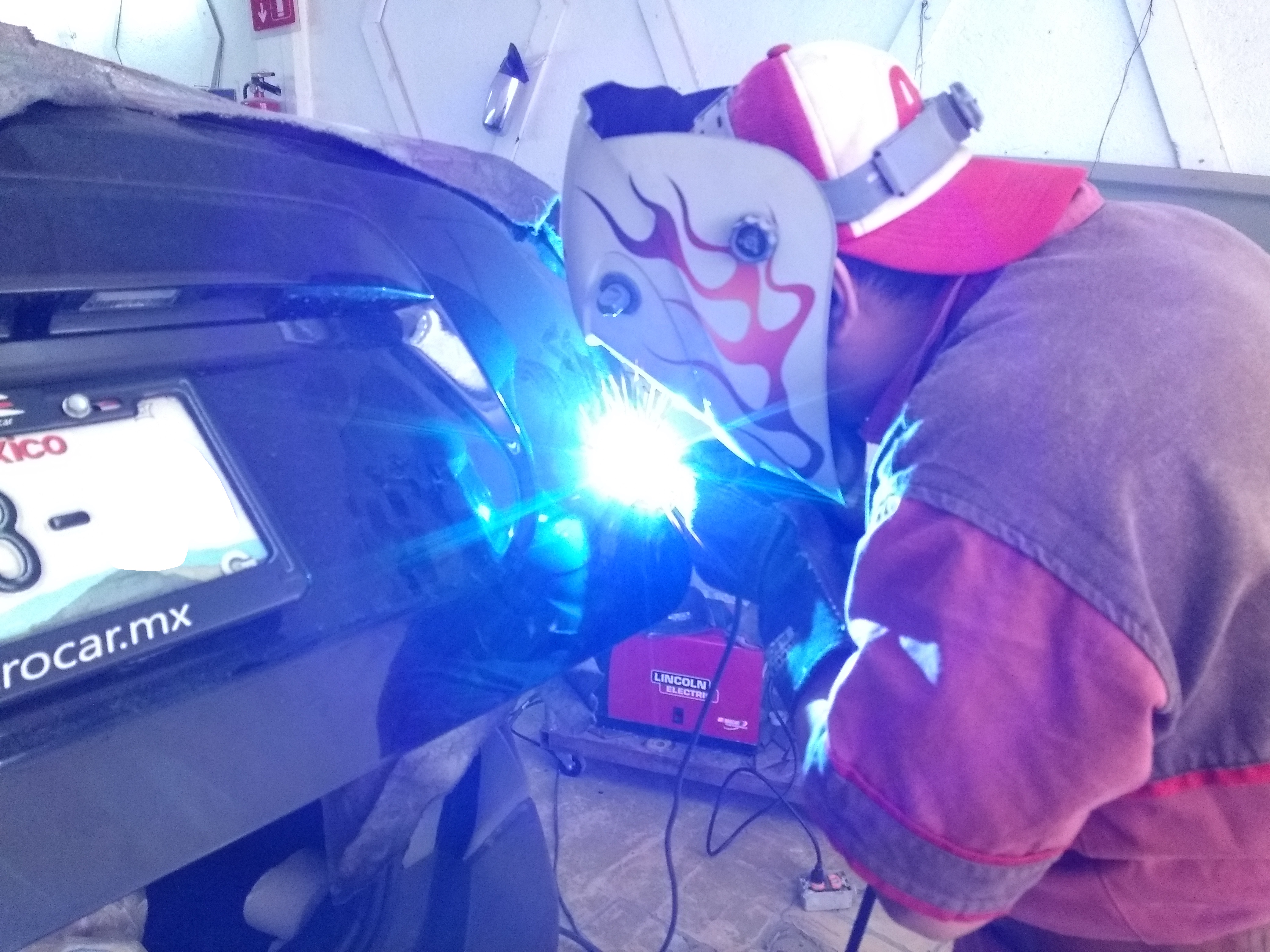Trabajo de soldadura automotriz